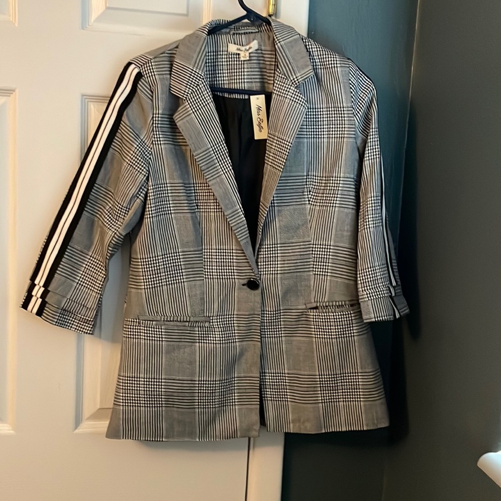 Ladies 3/4 length sleeve blazer